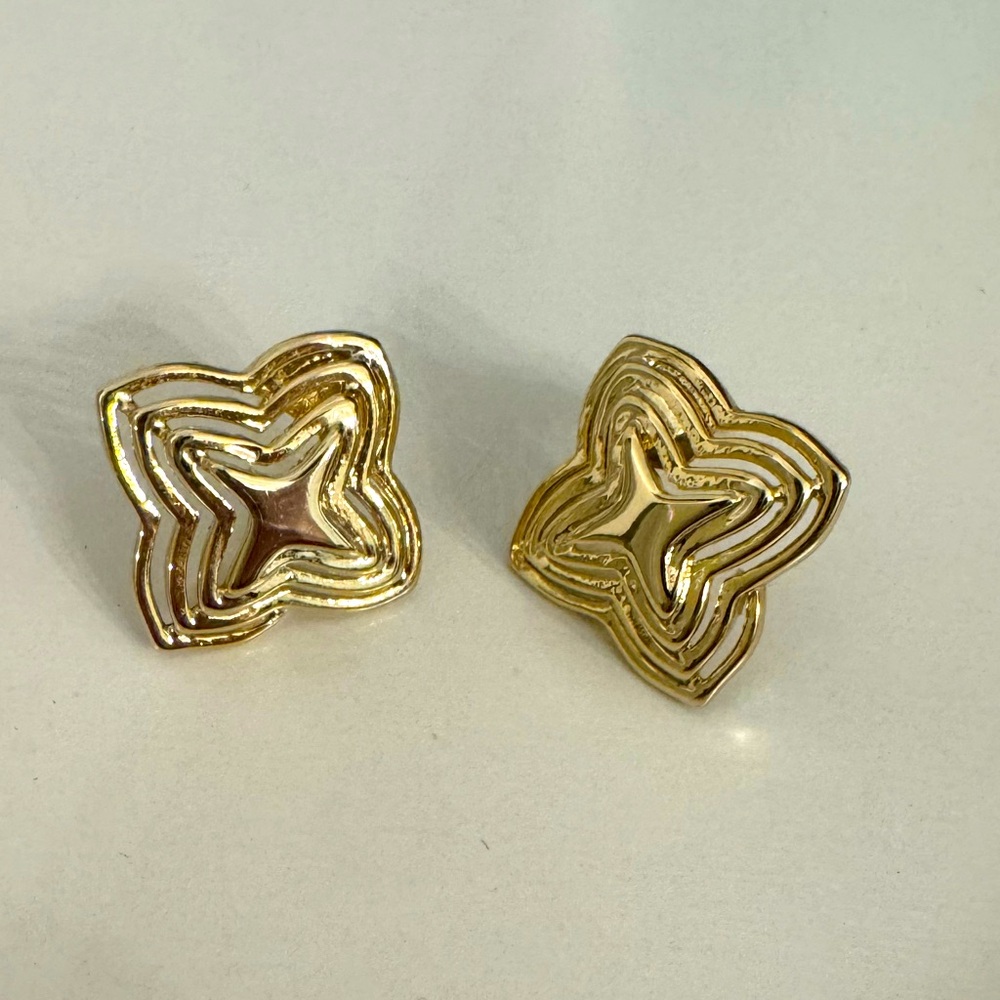 NWOT Kendra Scott Gold Metal Stud Earrings